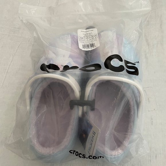 CROCS FROZEN LINED CLOGS J3 NWT - Picture 4 of 4